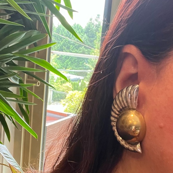 Authentic Taxco Mexico TM-73 Earrings Clip On Large Shell Seashell Silver Brass - Picture 2 of 6